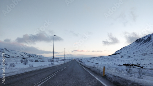 Straße im Winter mit Schnee