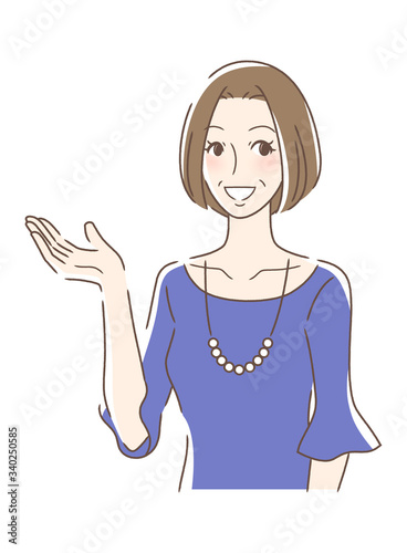 笑顔で手のひらを差し出す女性