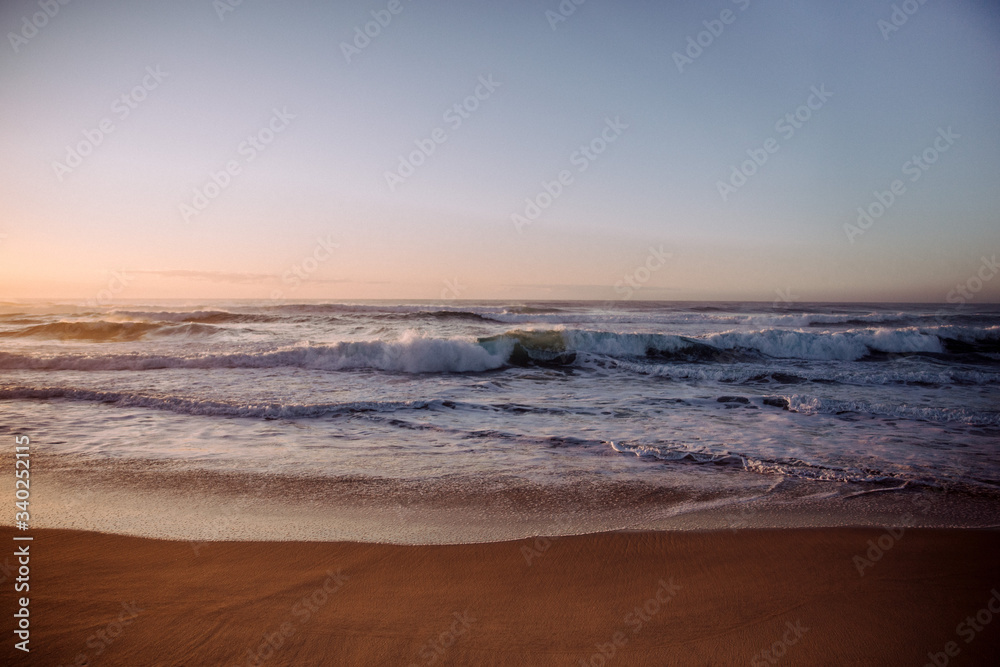 Wellen im Meer und nasser Sandstrand