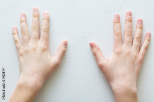 mani che indicano e fanno gesti photo