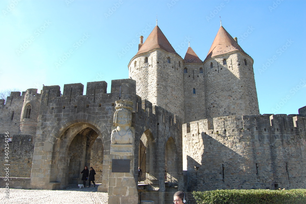 Puerta principal de entrada a la ciudad medieval amurallada de Carcassone, las torres de defensa en segundo plano