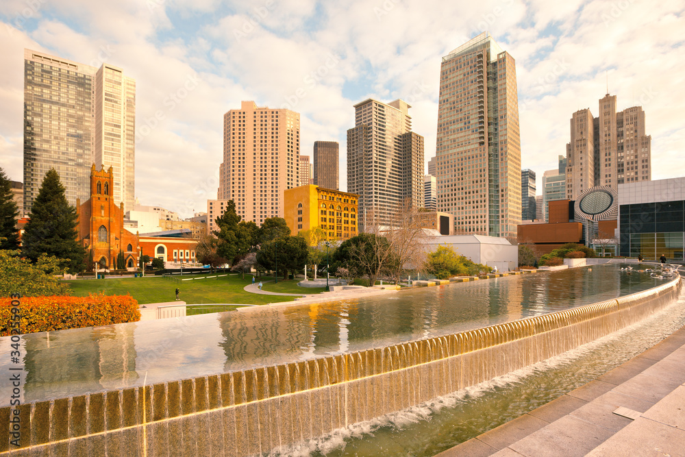 Obraz premium Yerba Buena Gardens and downtown city skyline of San Francisco, California, United States