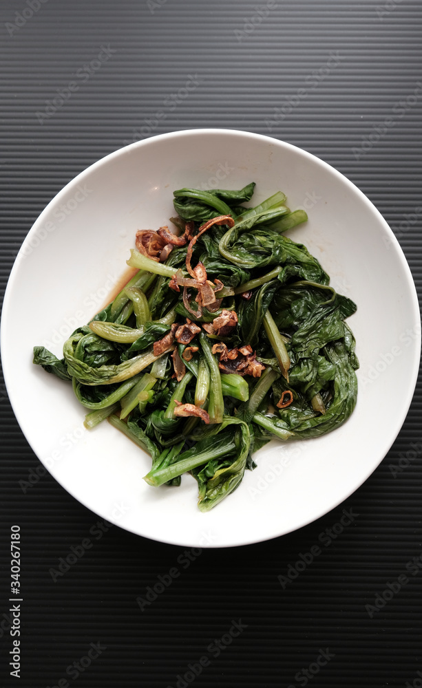 sauteed vegetables with fried shallots