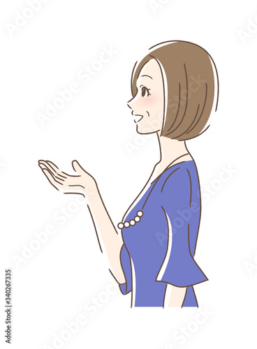 笑顔で手を差し出す女性の横顔