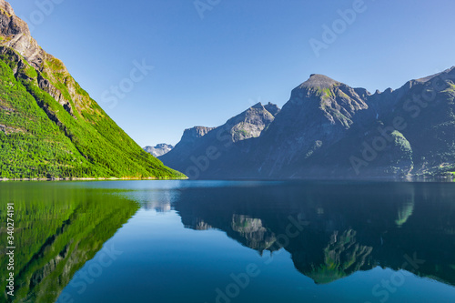 Blick auf den Hjørundfjord in Norwegen, Skandinavien