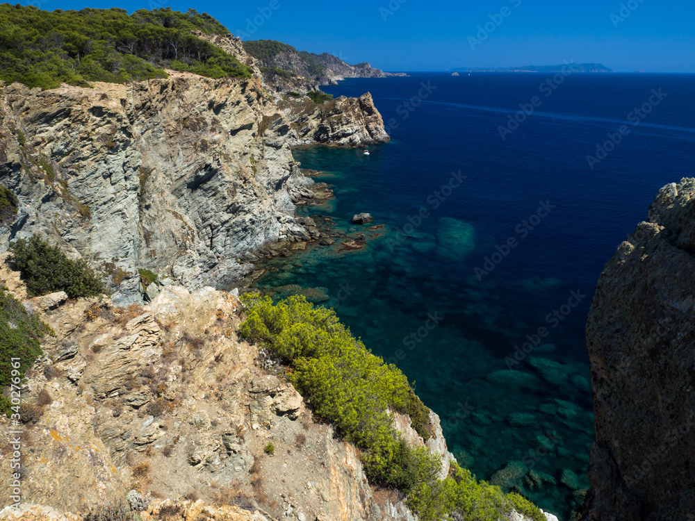 Isole Porquerolles - Calanque de l'Indienne.
Costa Azzurra - Francia.
Scogliere.