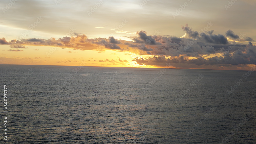 Naklejka premium Golden Sunset on the Indian Ocean
