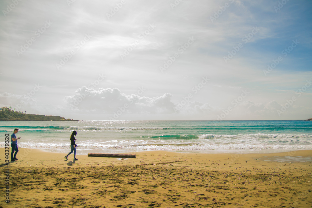 a pair of lovers on the seashore
a pair of lovers on the seashore