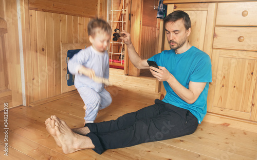 Fotografia Multitasking father work from home and play with kid