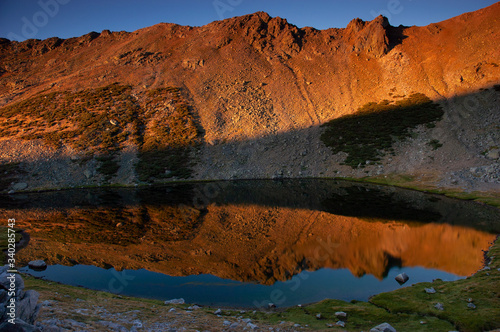 Amanecer en la Laguna de los Caballeros, en el Parque Regional de la Sierra de Gredos.