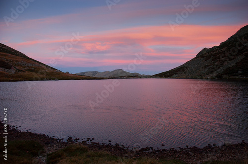 Atardecer en la Laguna de los Caballeros, en el Parque Regional de la Sierra de Gredos © Orion76