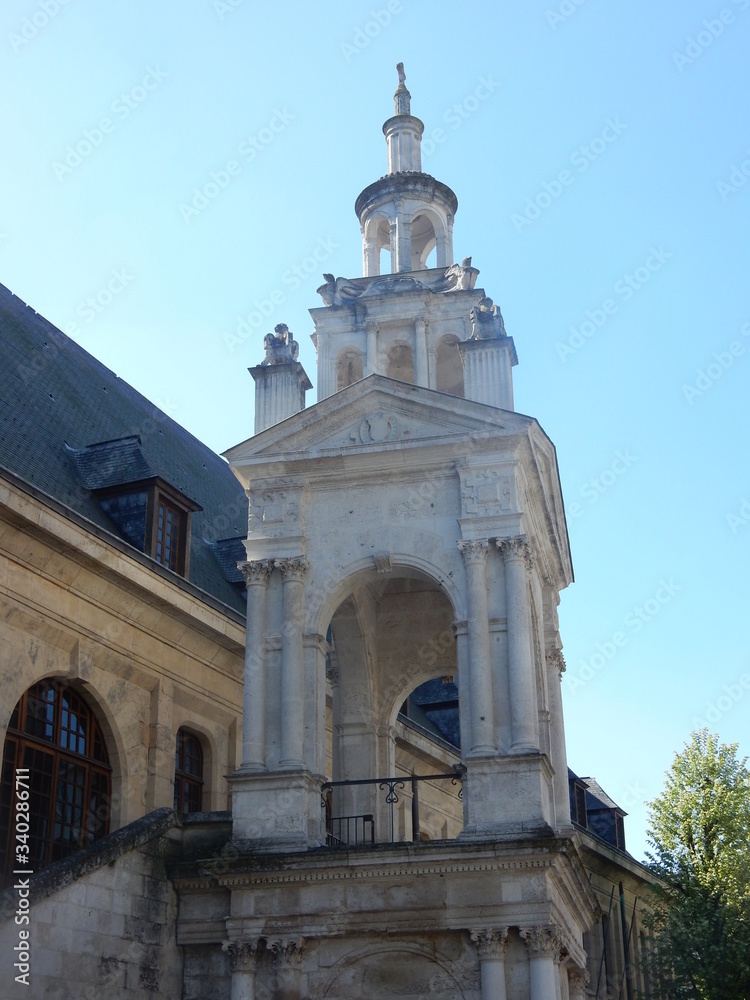 Le fierte saint-romain derrière la halle aux toiles a Rouen en Normandie.
