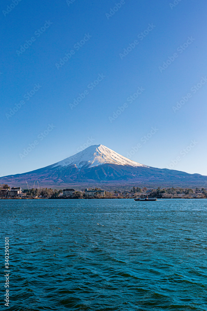 富士山と青い湖と船
