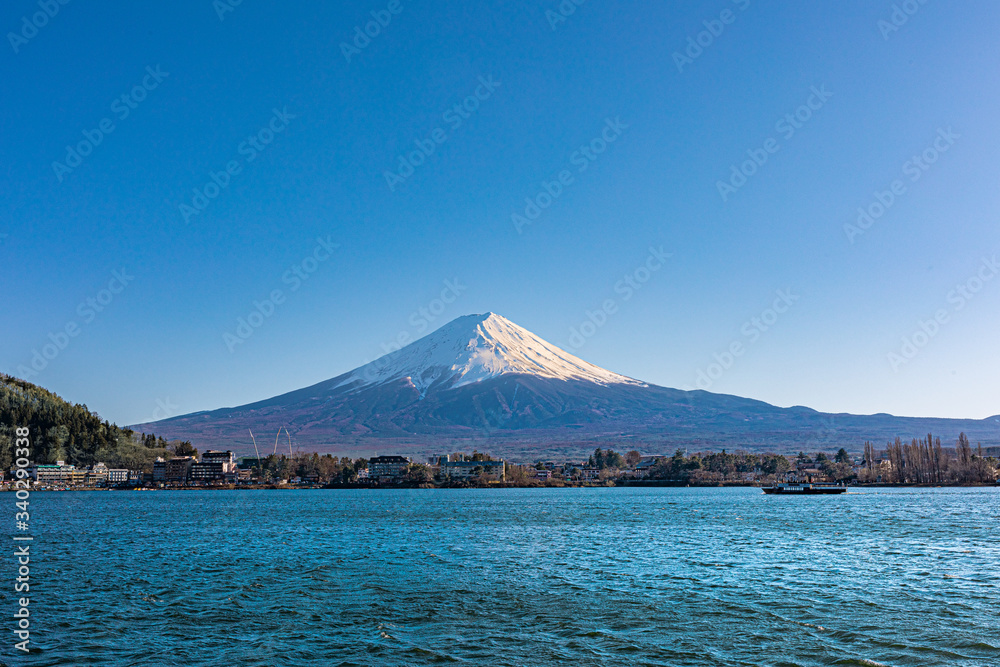 富士山と青い湖