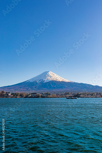 富士山と青い湖と船