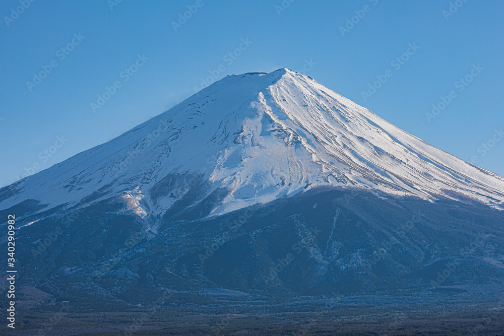 雪化粧をした富士山
