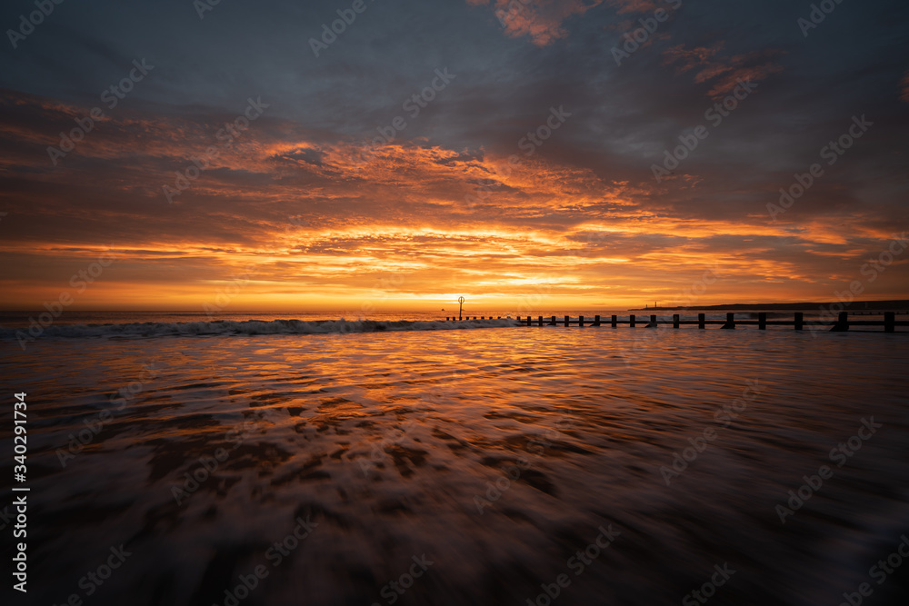 Naklejka premium sunrise over the sea