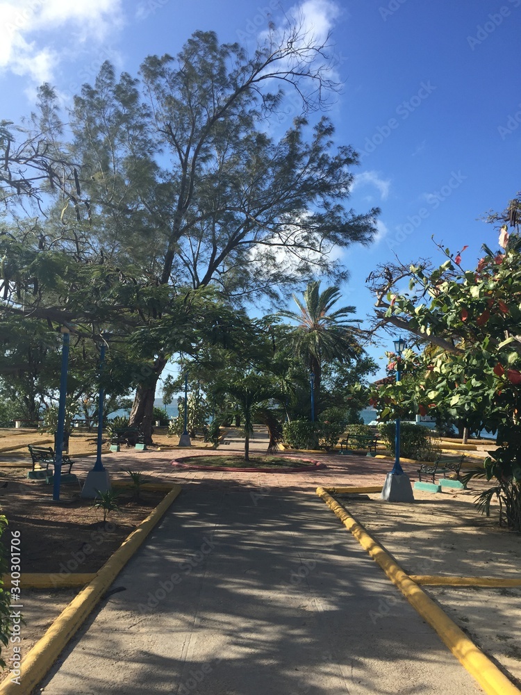 Obraz premium ein spaziergang in cienfuegos bei schönem wetter