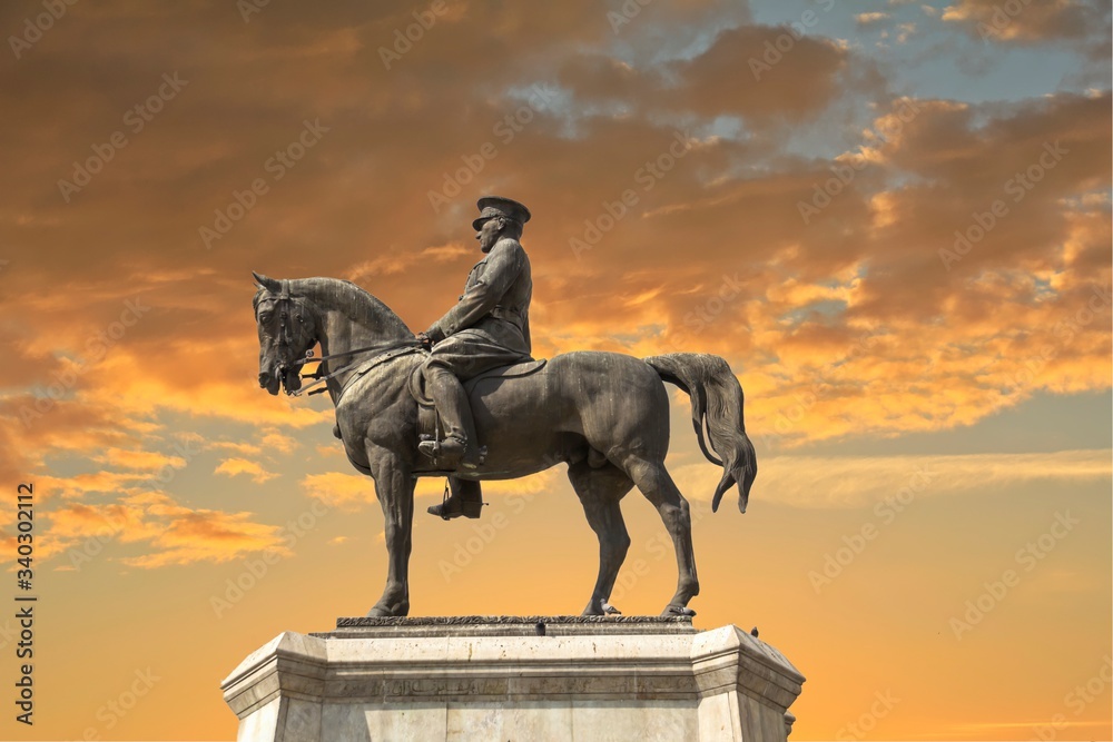 Obraz premium ANKARA, TURKEY : Ataturk monument in city center, Ulus