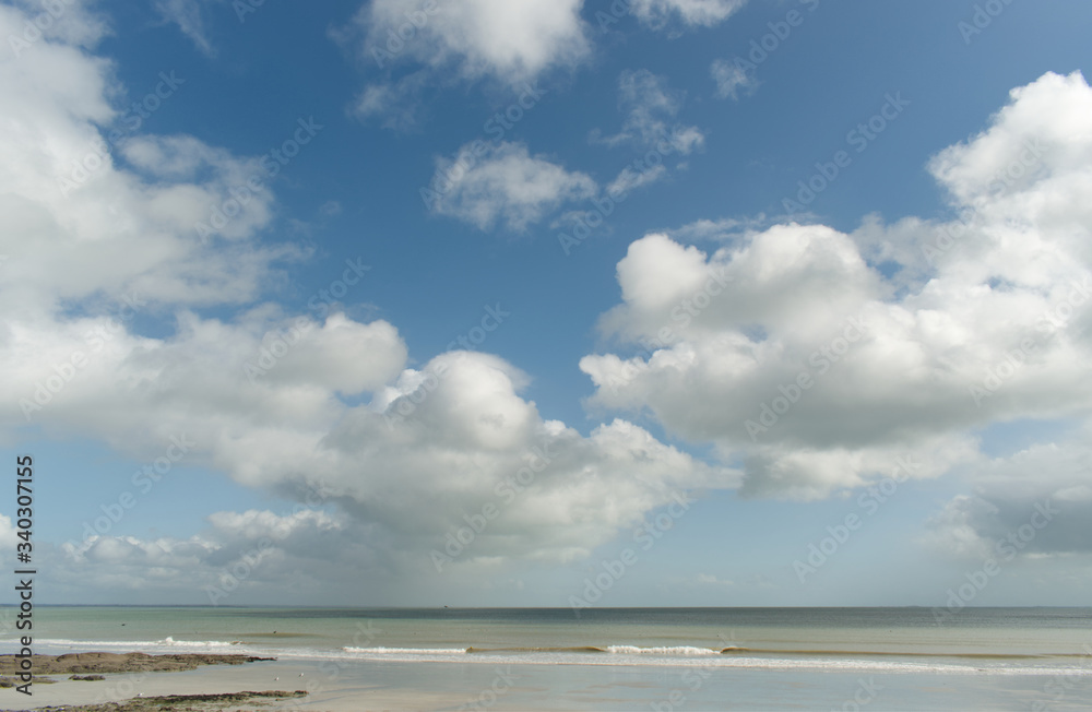 Ciel majestueux et nuages d'altitude à la Plage de Langor à Loctudy dans le Finistère en Bretagne Ciel majestueux et nuages d'altitude à la Plage de Langor à Loctudy dans le Finistère en Bretagne