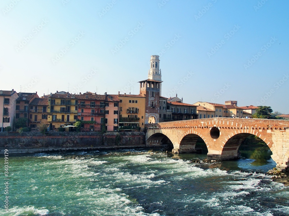 Blick auf die Brücke Ponte Pietra in Verona