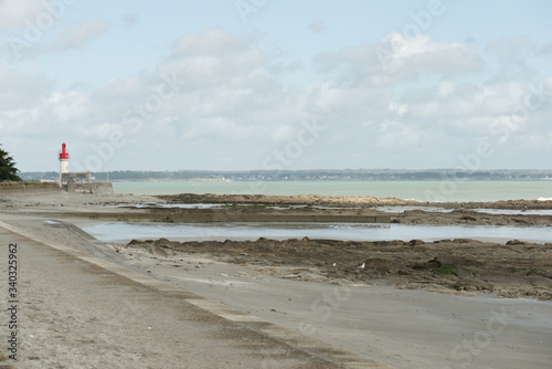 la plage de Loctudy en Bretagne dans le Finistère et au fond ce magnifique phare rouge et blanc repère pour les marins en mer