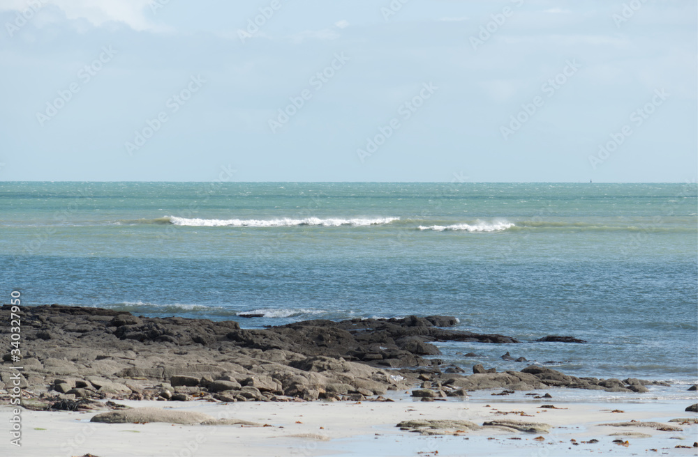 Vagues et rochers sur la plage de Loctudy port de pêche en Atlantique dans le Finistère en Bretagne