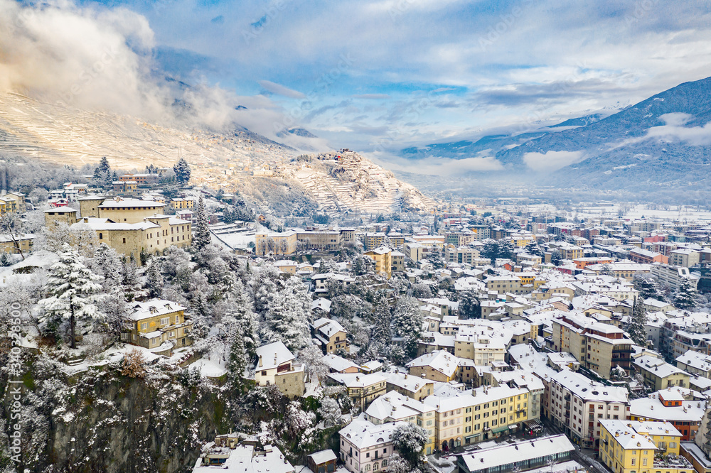Obraz premium Valtellina (IT) - Sondrio - Panoramic view of the Masegra Castle with whitewashed landscape 