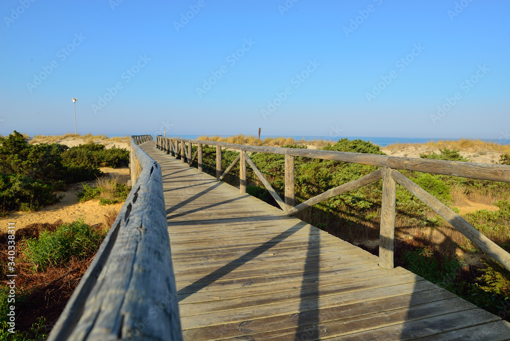 Fotografia de una pasarela de madera que lleva a una playa de Cadiz