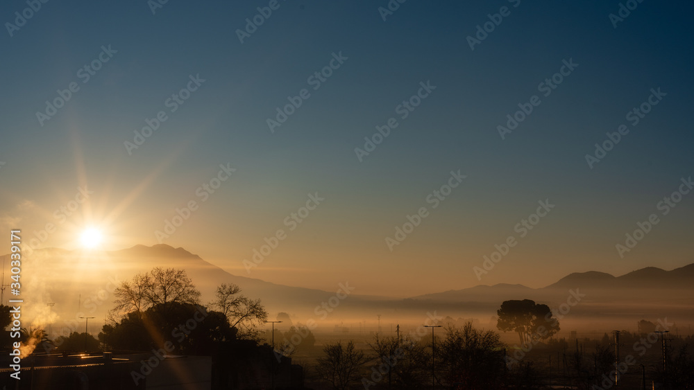 Fotografia a contraluz de un amanecer con brumas Fotografia a contraluz de un amanecer con brumas