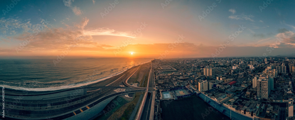 Naklejka premium Nocny panoramiczny widok na szlak Costa Verde o zachodzie słońca, w San Miguel - Lima, Peru.