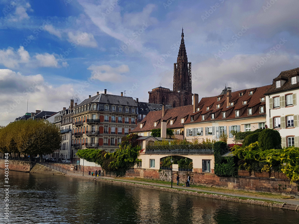 Obraz premium view of the old town of Strasbourg and Ill river. 