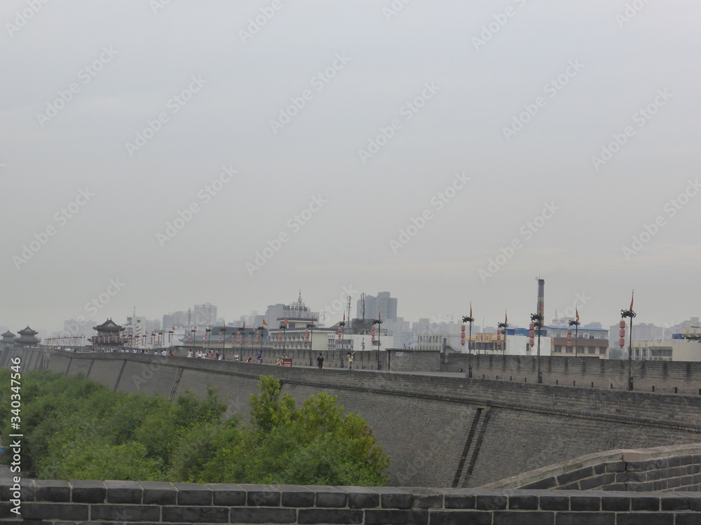 Muralla de la ciudad china de Xian, con lamparas tradicionales chinas. Muralla de la ciudad china de Xian, con lamparas tradicionales chinas.