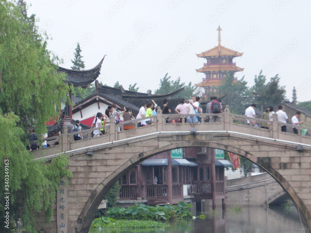 Qibao Town Shanghai. Casas tradicionales de antigua china, puentes y  canales de agua.