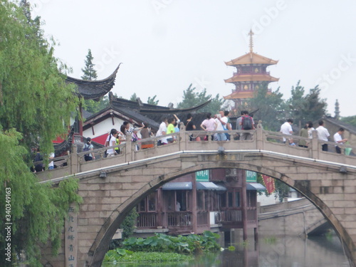 Qibao Town Shanghai. Casas tradicionales de antigua china, puentes y  canales de agua.