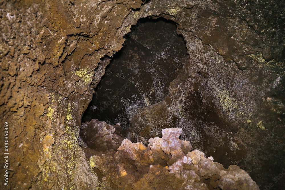 Grotta sul vulcano Etna -Grotta Comune