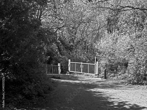 Obraz na plátně BLACK AND WHITE LEVEL CROSSING