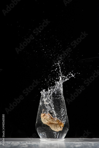 ingwer water splash in drinking glass