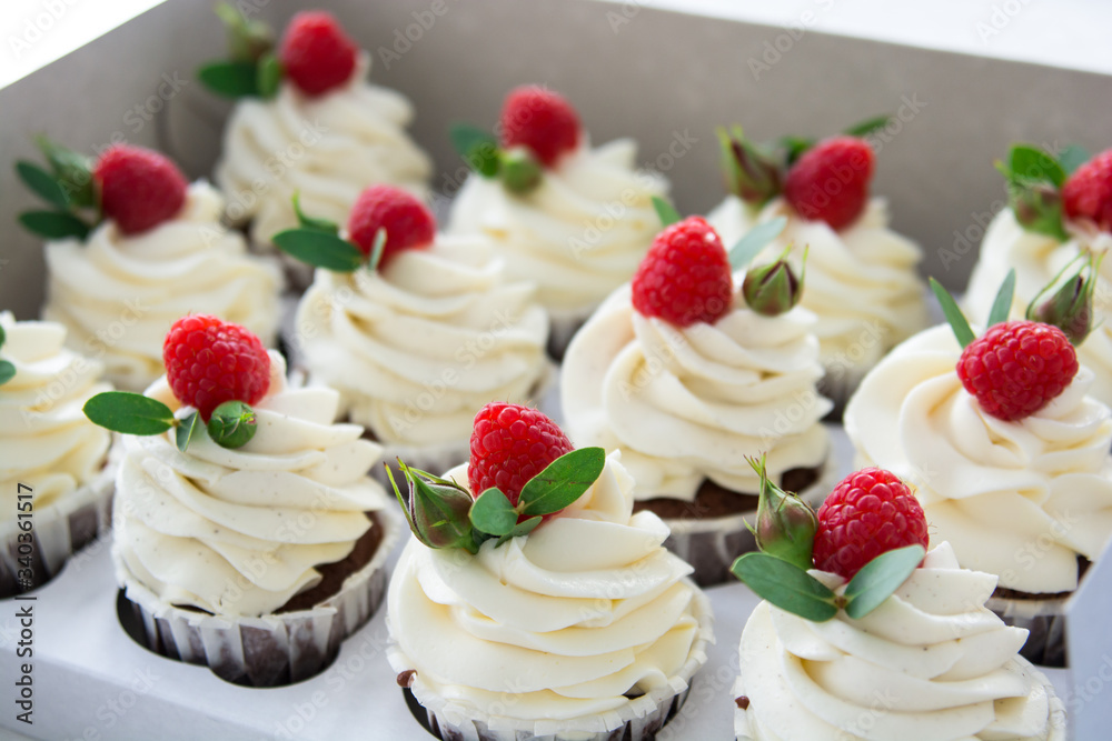 cream cupcakes with raspberry cream cupcakes with raspberry