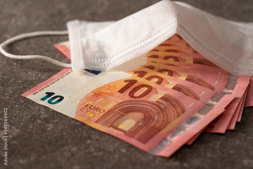Obraz premium Euro banknotes and face masks