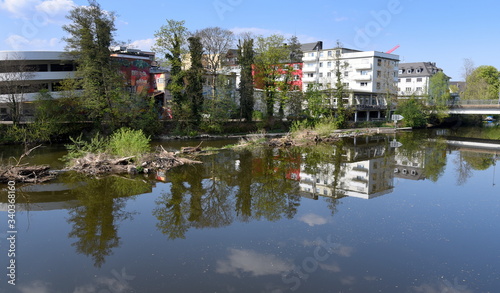 Idylle am Ufer der Lahn mit Spiegelung im Wasser 