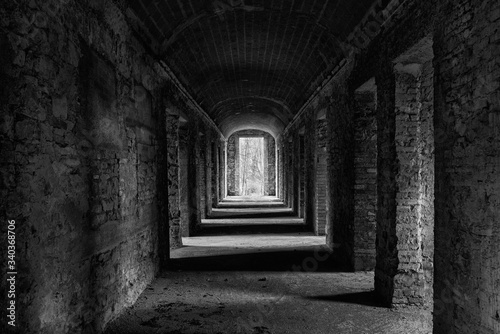 Vecchio monastero abbandonato nelle campagne