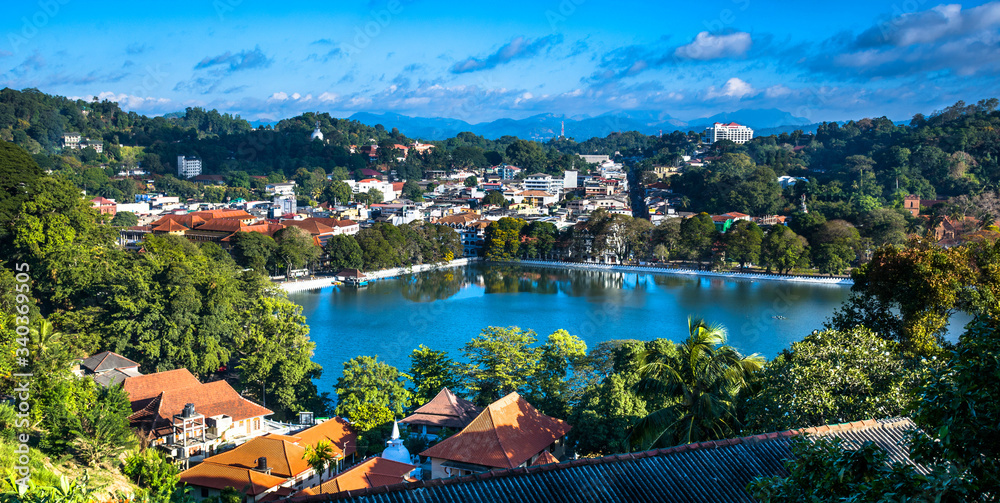 Arthur’s Seat is a popular lookout point southwest of Kandy Lake, just past the Royal Palace Park. It provides a panoramic view across Kandy Lake, Sri Dalada Maligawa,  and the city center.