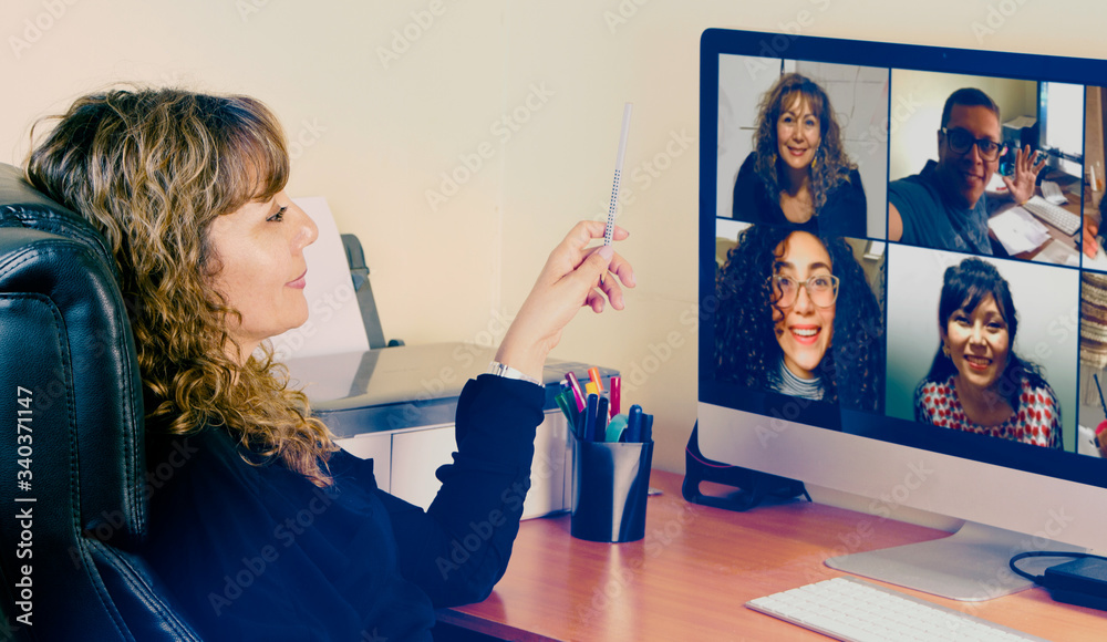 Mujer realizando tele trabajo desde su casa por el coronavirus. Video call Mujer realizando tele trabajo desde su casa por el coronavirus. Video call