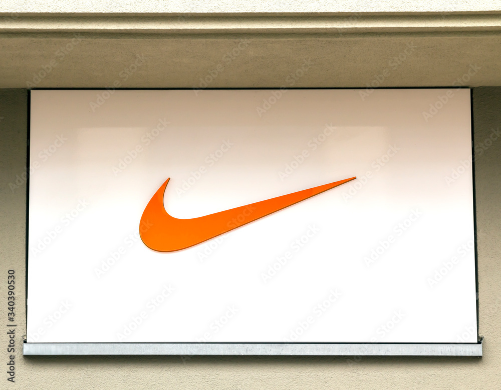 Ingolstadt : logo sign AUGUST 19, 2017 in GERMANY Nike Inc. is an American multinational corporation that is engaged in sales of footwear & apparel foto de Stock | Stock