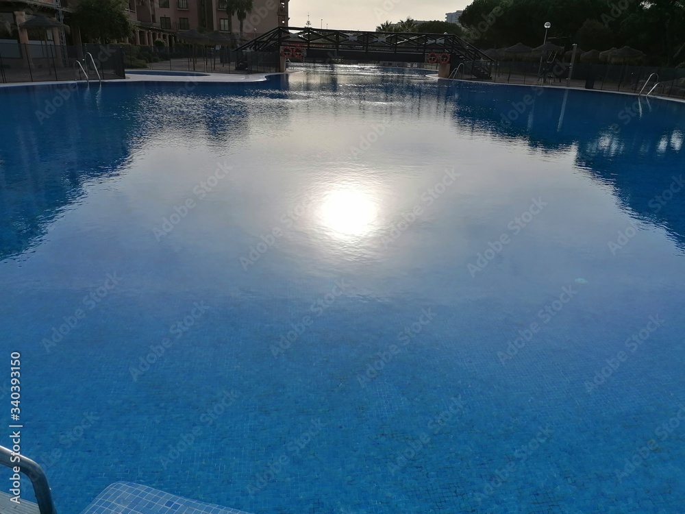 Vista de la piscina en un día hermosa con cielo azul en España