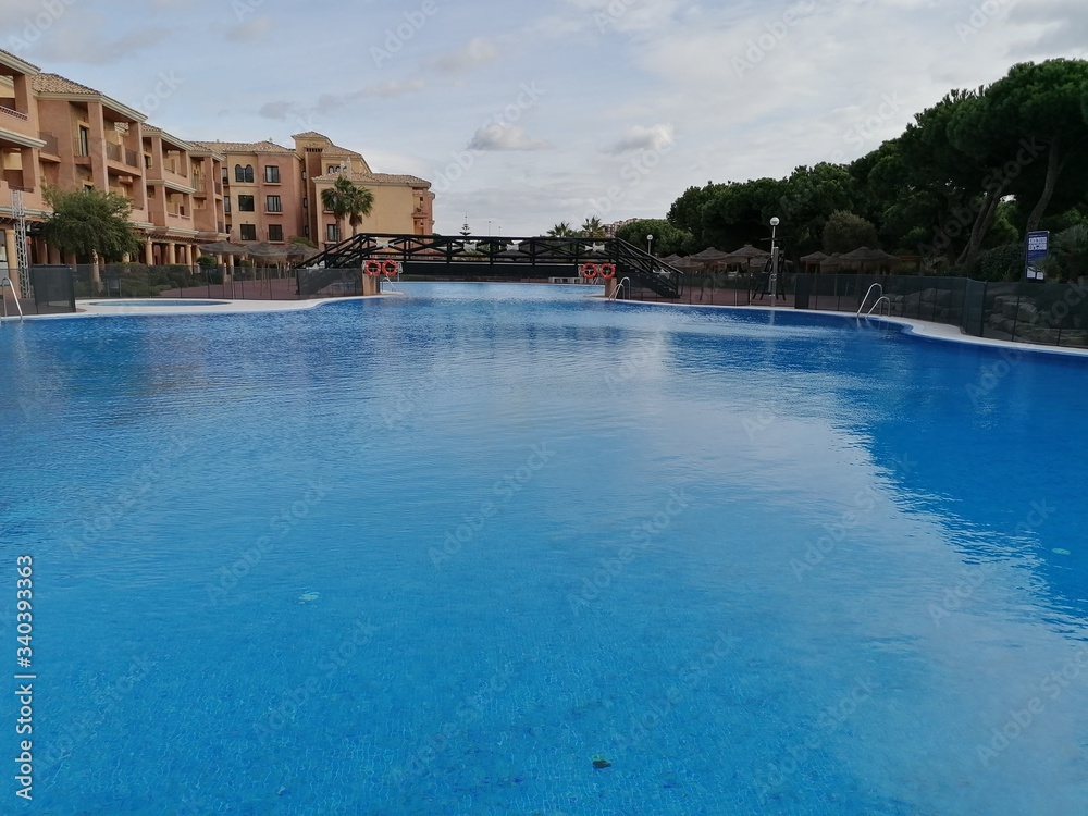  Vista de la piscina en un día hermosa con cielo azul en España
