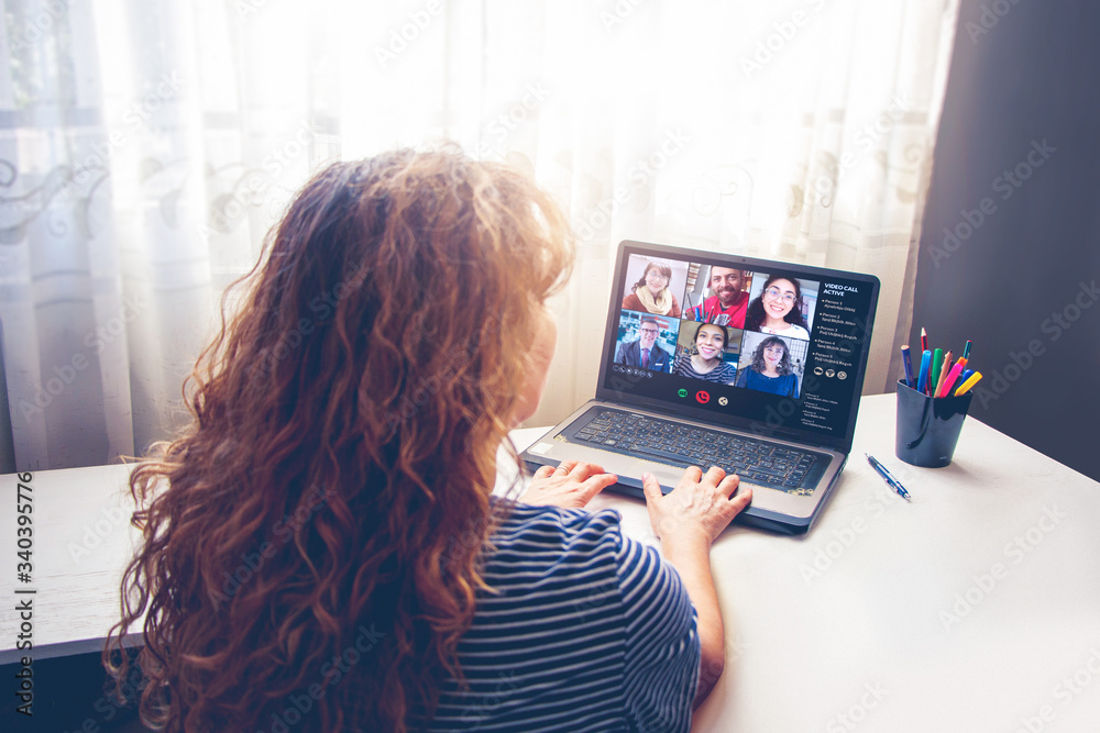 Mujer en tele trabajo desde su casa. Video call Mujer en tele trabajo desde su casa. Video call