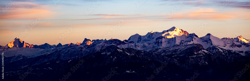 La chaîne du Mont Blanc au coucher du soleil.