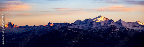 La chaîne du Mont Blanc au coucher du soleil.